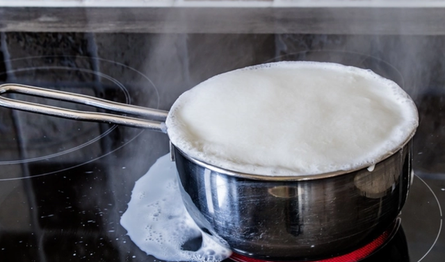 水为什么会在热锅上溢出来？揭秘水分子的神奇运动规律