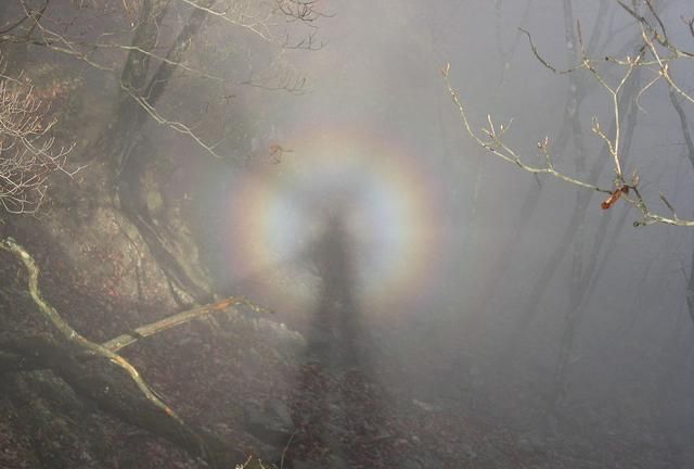英国摄影师拍到诡异布罗肯幽灵，神秘空中天使却是中国常见现象