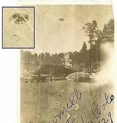 史上历次UFO出现被拍摄到的老照片（组图）