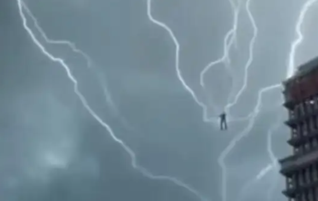 重庆上空惊现“雷暴云团”，还有不明物体从空中掉落，道长陨落？