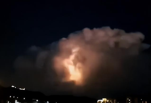 重庆上空惊现“雷暴云团”，还有不明物体从空中掉落，道长陨落？