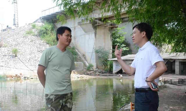 2015年，河北山村出现诡异生物，村民上山围剿失败，隔天发疯跳楼