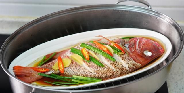 蒸鱼要几分钟最鲜？能不能先加盐腌？冷水下锅还是热水？一文搞懂