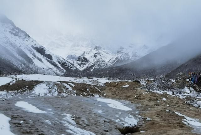 日暮苍山远，天寒白屋贫