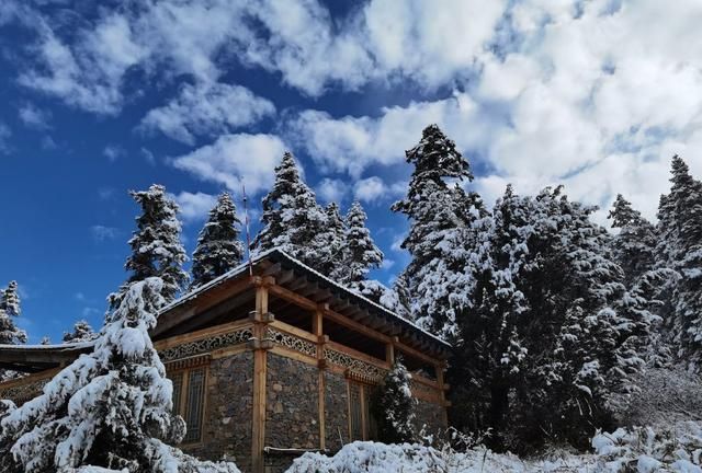 日暮苍山远，天寒白屋贫