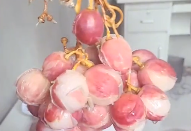 笑哭！安徽一女子发现葡萄被妈妈用开水浸泡，拿出后“皮开肉绽”