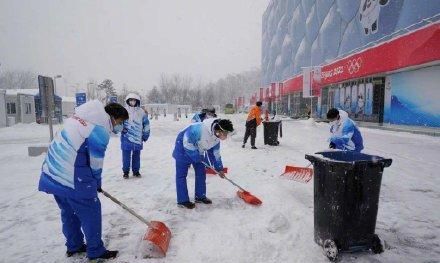 志愿者就像一朵朵热情洋溢的小雪花