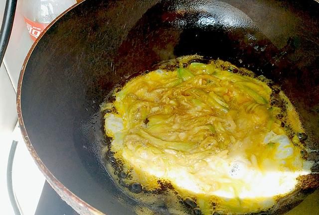 茄子饼的简单做法，加入1个鸡蛋，5分钟做好省时省事又下饭