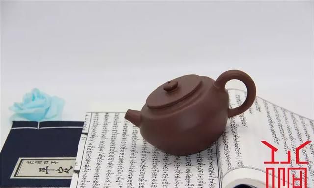 紫砂壶上的“茶垢”，究竟能不能清洗？现在知道还不晚