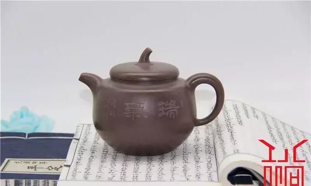 紫砂壶上的“茶垢”，究竟能不能清洗？现在知道还不晚