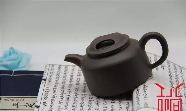 紫砂壶上的“茶垢”，究竟能不能清洗？现在知道还不晚