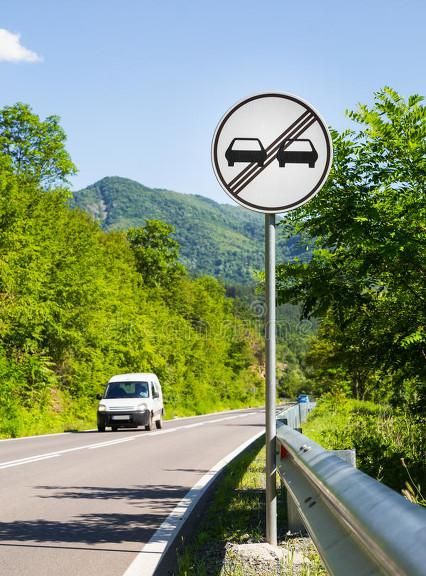 山区公路交通安全标志标线的设置方式分析
