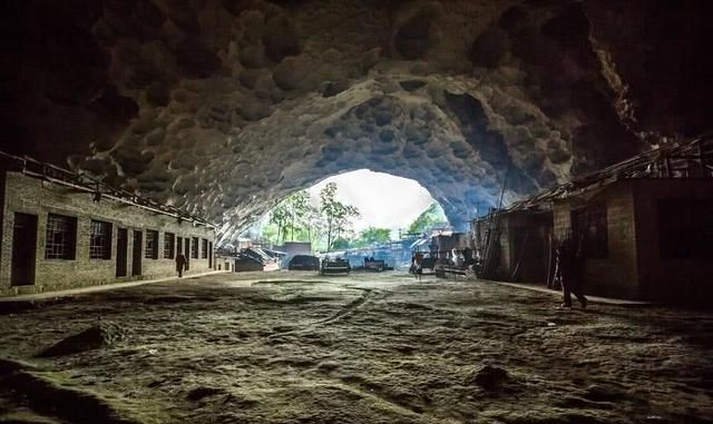 青海神秘山洞，发现诡异石碟，一万年前真有外星生物存在？