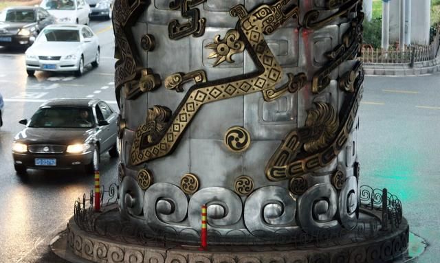 上海延安路出现“蛟龙柱”，传闻高僧舍命做法，蛟龙真的存在吗？