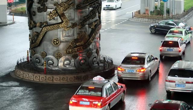 上海延安路出现“蛟龙柱”，传闻高僧舍命做法，蛟龙真的存在吗？