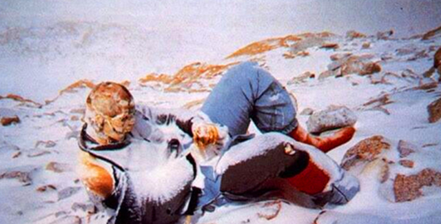 珠穆朗玛峰上，“绿靴子睡美人”已经躺了25年，为何至今无人掩埋