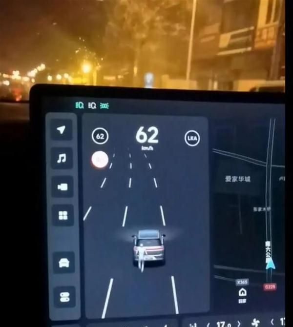 夜间驾车中控显示有人追车，知名车企回应