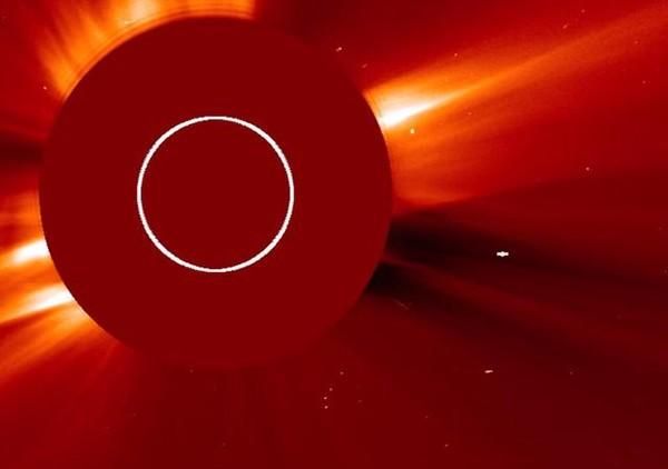 NASA观察到太阳周围出现巨型UFO，太阳系其实挺“繁忙”？