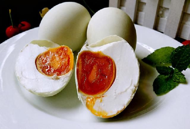 自制咸鸭蛋，只需2样调料，10天就成熟，半月蛋黄起沙出油，真香