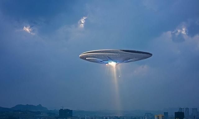 一道绿光闪过，UFO坠落美国赌城，出现3米高绿色生物！目击者众多