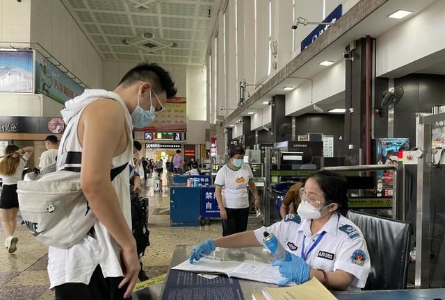 注意！乘火车带酒、花露水、充电宝等，7月1日起新规“有严有宽”