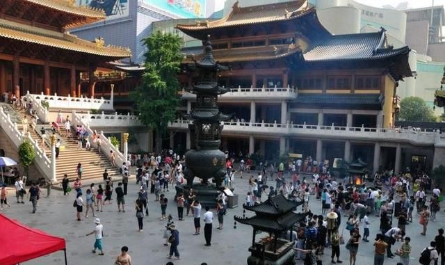 一座建在繁华闹市中的寺庙，周围被高楼大厦包围，寺庙是闹中取静