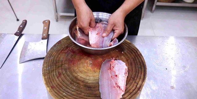 厨师长直接剁椒整条鱼，详解鱼肉入味方法，看做法就知道很好吃