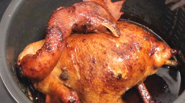 把一整只鸡扔进电饭锅中，不加1滴水1滴油，出锅后比红烧肉还香