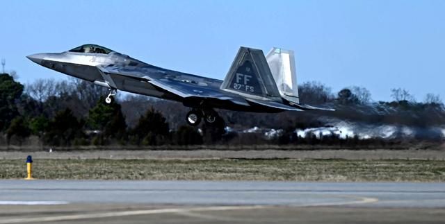 F-22击落八角形不明飞行物，美军司令：不排除是外星人！