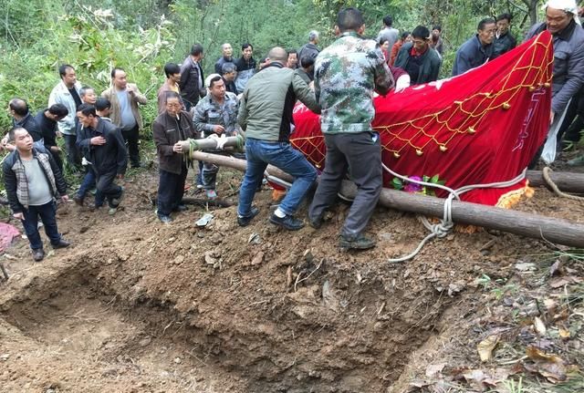 大山深处，中国第一"鬼村"，灵异事件追踪