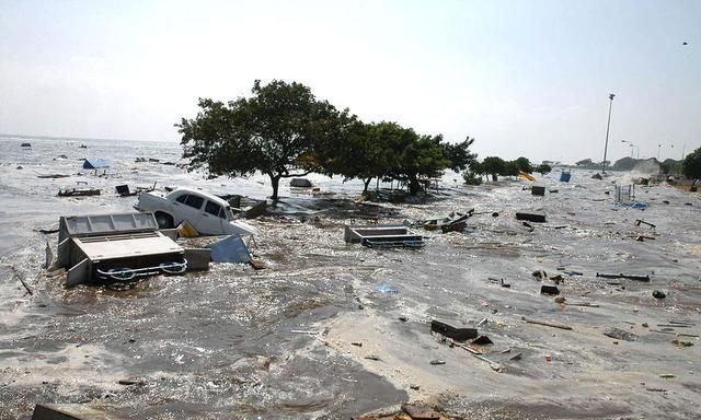 南亚9级大地震的真实场景，巨浪卷起50几米高，这场面才叫恐怖