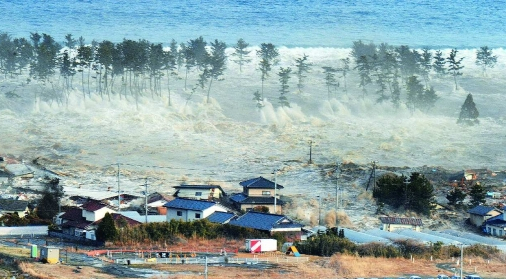 南亚9级大地震的真实场景，巨浪卷起50几米高，这场面才叫恐怖