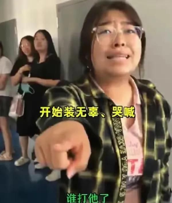 男生制止霸凌被辱骂，账号也被封，当事女生激起公愤，警方已介入