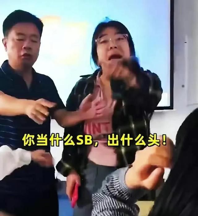 男生制止霸凌被辱骂，账号也被封，当事女生激起公愤，警方已介入