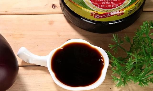 长期吃酱油对身体有没有影响？生抽、老抽、味极鲜，又有啥区别？