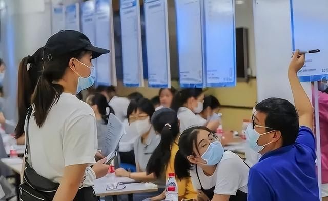 2大行业或迎来下岗潮，部分大学生毕业即转行，在读生何去何从