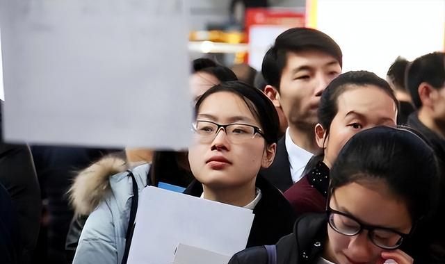 2大行业或迎来下岗潮，部分大学生毕业即转行，在读生何去何从