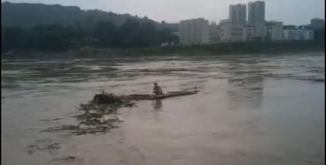 奇迹！24岁女子洪峰中跳长江，漂流6小时81公里获救 救援人员详解生还七大原因