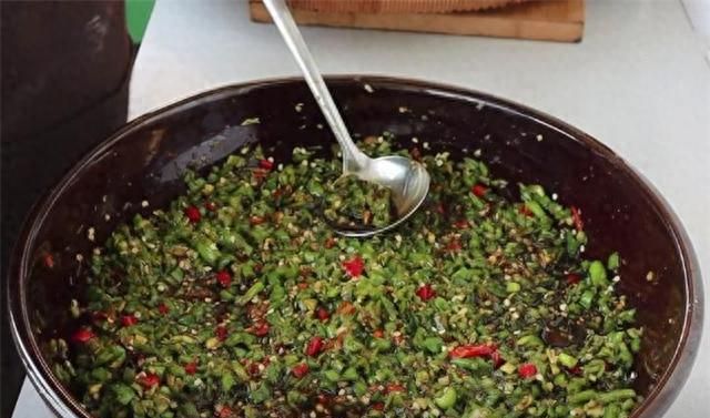 腌辣椒的季节到了，一次买8斤腌制起来，方法简单，吃一年都不坏