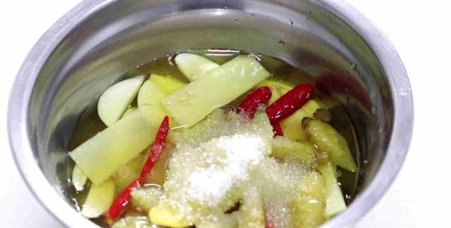 黄瓜怎么吃更清脆入味？试试厨师长这方法，放1年不坏，太棒了