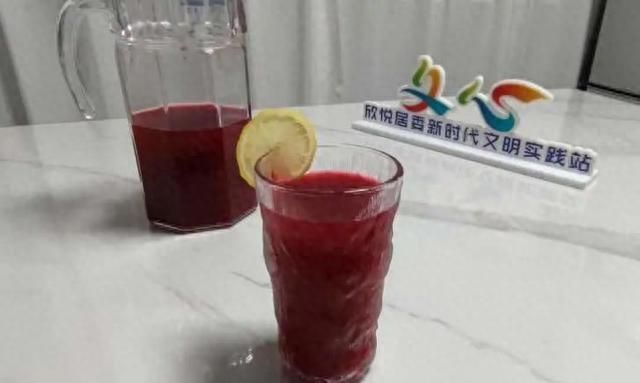 一起动手制作一杯酸甜可口的杨梅汤！