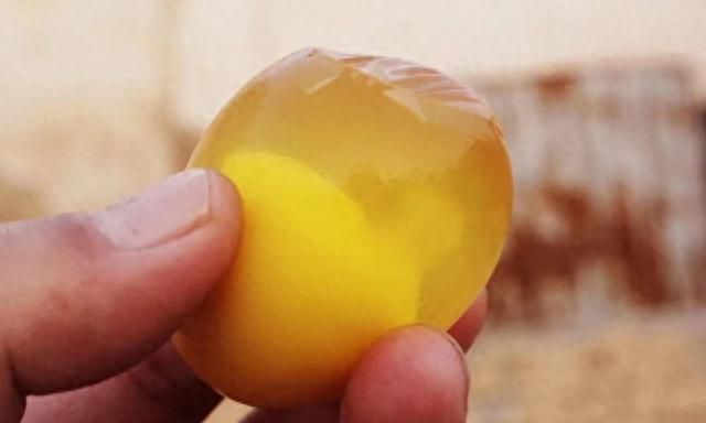江苏丰县城南，有一户人家制作变蛋，每天一万枚，年赚20万