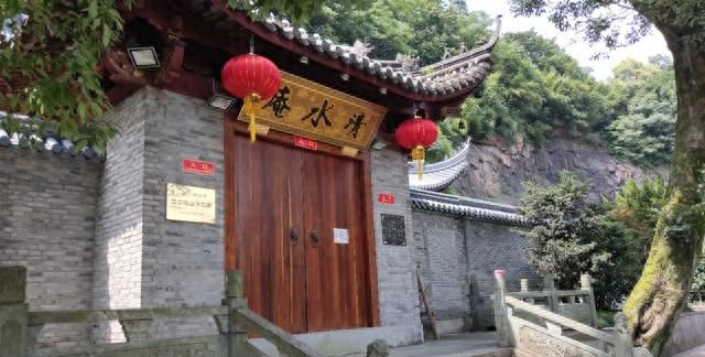 宁波简称甬，源于一座山，1700年前玄学家登临预言必成大都市