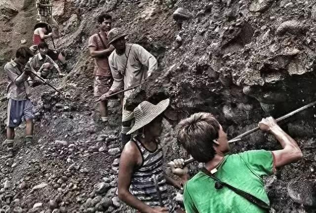 缅甸一年卖翡翠20亿美金，为何挖玉人还过得如此贫苦