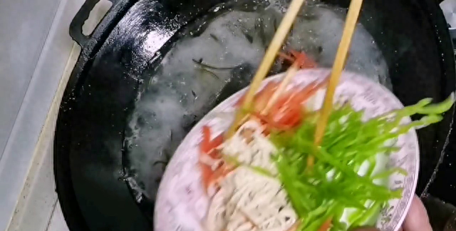 凉拌海带丝：泡发的海带、胡萝卜、青椒和千张，营养又美味