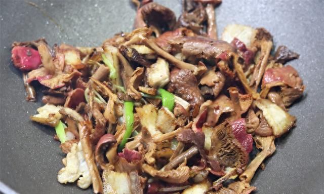 菜市场碰上这蘑菇别放过，买点和五花肉一起炒，味道太香了