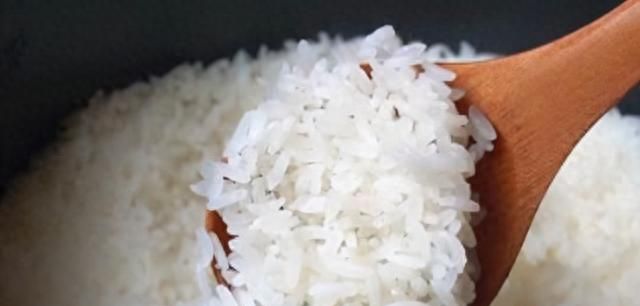 只用水蒸不出好米饭！牢记5个技巧，米饭油亮松软，香甜不发黏
