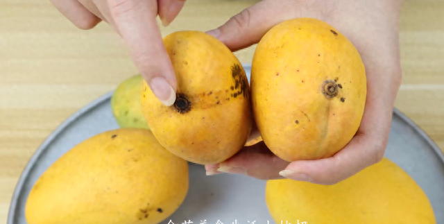 芒果这样挑选，一挑一个准，不怕买到酸芒果了，老果农方法真实用