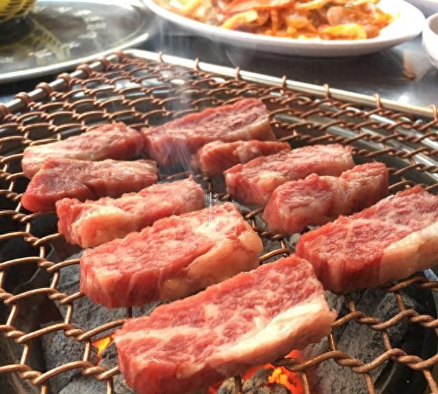 一家正宗韩式烤肉店的五花肉配生菜，竟然被一桌妹子抢光了