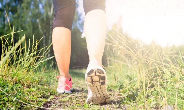 走路锻炼的好处太多了！调查发现：除了降血压，还对3种病有益